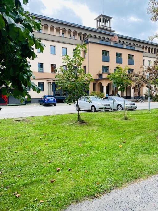 Residence Park Lovely Apartman With Private Parking Kysucke Nove Mesto Esterno foto